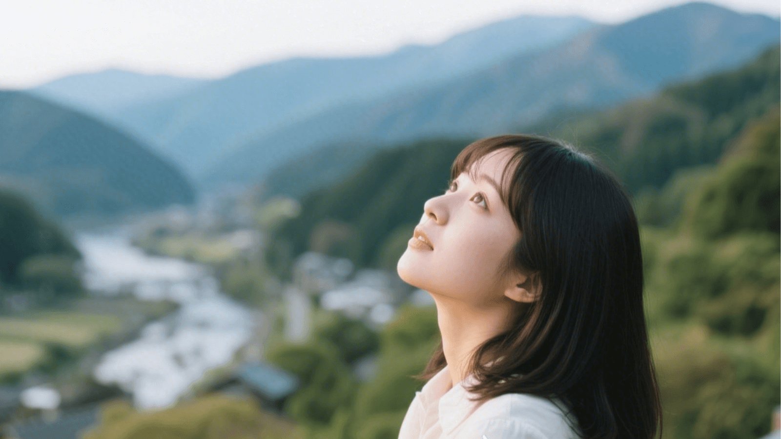 高原で笑顔の女性